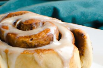 Sweet Finishes: The Perfect Glaze for Cinnamon Rolls